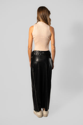 Leather women’s skirt with side zipper